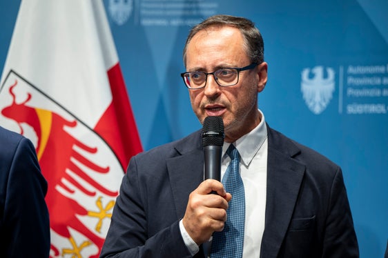 Roger Hopfinger, Regionaldirektor von Trenitalia für Trentino-Südtirol, verwies auf die Herausforderung, qualifiziertes Personal zu finden. Derzeit werden bei einem Personalstand von rund 400 Beschäftigten 71 zusätzliche Mitarbeitende gesucht. (Foto: LPA/Fabio Brucculeri)