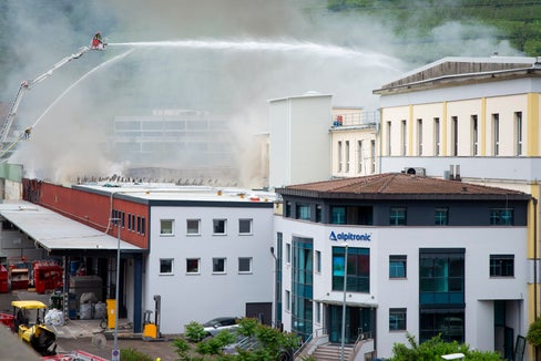 L’Agenzia provinciale per l’ambiente e la tutela del clima ha effettuato le analisi dei campioni prelevati nelle zone adiacenti all’incendio dell’8 maggio presso la ditta Alpitronic a Bolzano. (Foto: ASP/Fabio Brucculeri)