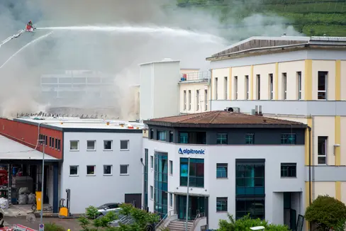 L’Agenzia provinciale per l’ambiente e la tutela del clima ha effettuato le analisi dei campioni prelevati nelle zone adiacenti all’incendio dell’8 maggio presso la ditta Alpitronic a Bolzano. (Foto: ASP/Fabio Brucculeri)
