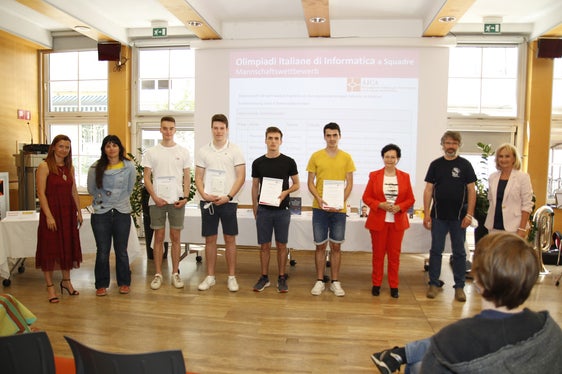 Auszeichnung mit Buch und Urkunde: die Bestplatzierten des Mannschaftswettbewerbs der Informatikolympiade (Foto: LPA/Deutsche Bildungsdirektion/Verena Hilber)