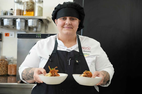 Die Südtiroler Köchin Tina Marcelli präsentierte Pressknödel auf Mehlsuppe mit Krautsalat. (Foto: Euregio)