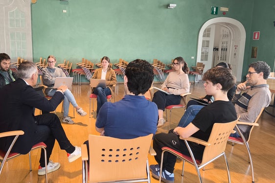 Che si tratti di politica energetica o di sviluppo del territorio, in questi ambiti esistono conflitti di interesse; per questo è necessario cercare ogni giorno un equilibrio tra economia e tutela dell’ambiente e prendere decisioni orientate al futuro, ha sottolineato l’assessore provinciale durante un incontro con gli studenti e gli insegnanti della scuola Marie Curie di Merano. (Foto: USP)