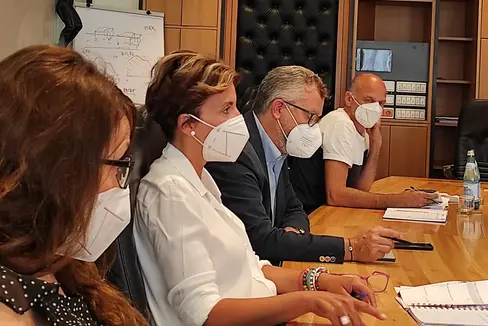Da sinistra Laura Rech (consiglio direttivo di OPIBZ), Liliana Favari (presidentessa di OPIBZ), Paolo Berenzi (vicepresidente di OPIBZ) e Franco Mantovan (Polo Universitario delle Professioni Sanitarie in Alto Adige Claudiana) all'incontro con il presidente della Giunta provinciale Arno Kompatscher (Foto: ASP/Karin Leiter)