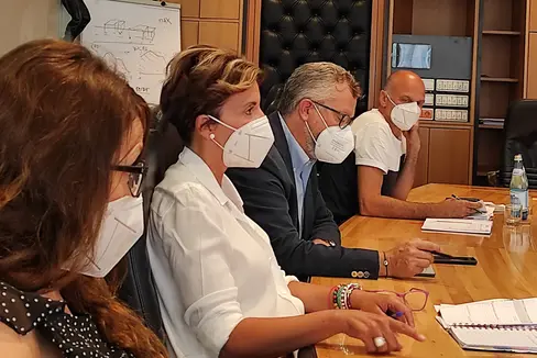 Beim Austausch mit LH Kompatscher (v.l.): Laura Rech (Verwaltungsrätin der Berufskammer OPI), Liliana Favari (OPI-Präsidentin), Paolo Berenzi (OPI-Vizepräsident) und Franco Mantovan (Studiengangsleiter des Laureatsstudiengangs Krankenpflege an der Claudiana). (Foto: LPA/Karin Leiter)