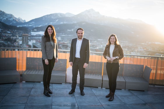 L'assessore provinciale Philipp Achammer e la segretaria di Stato austriaca, Claudia Plakolm (a sinistra), nel corso dell'incontro al quale era presente anche Sophia Kircher, vicepresidente del Consiglio del Tirolo (Foto: ASP/Simon Fischer)
