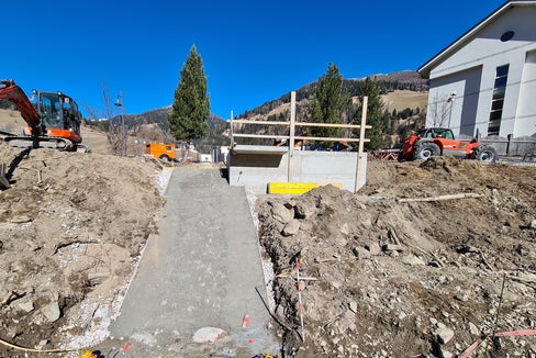 Die Pegelmessstation Winnebach wird neu errichtet: Auf diese Betonschräge wird die Treppenpegellatte aufgelegt. (Foto: Landesamt für Hydrologie und Stauanlagen/Stefan Ghetta)