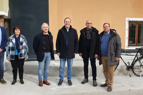 L'Ufficio per la gestione tecnica delle costruzione ha recentemente terminato di installare una nuova piattaforma elevatrice per il trasporto di persone disabili e gli anziani. Da sx il direttore dell’Ufficio del Catasto Thomas Zihl, la direttrice dell’Ufficio del Libro Fondiario di Caldaro Helga Mair Andergassen, il direttore dei lavori Arch. Loris Alberghini, l'assessore provinciale all'edilizia e patrimonio Massimo Bessone, il direttore dell'Ufficio per la gestione tecnica delle costruzioni Luca Carmignola e il collaboratore Karl Gabloner (Foto: ASP/Igor Cocca)