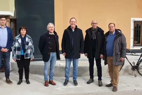 L'Ufficio per la gestione tecnica delle costruzione ha recentemente terminato di installare una nuova piattaforma elevatrice per il trasporto di persone disabili e gli anziani. Da sx il direttore dell’Ufficio del Catasto Thomas Zihl, la direttrice dell’Ufficio del Libro Fondiario di Caldaro Helga Mair Andergassen, il direttore dei lavori Arch. Loris Alberghini, l'assessore provinciale all'edilizia e patrimonio Massimo Bessone, il direttore dell'Ufficio per la gestione tecnica delle costruzioni Luca Carmignola e il collaboratore Karl Gabloner (Foto: ASP/Igor Cocca)