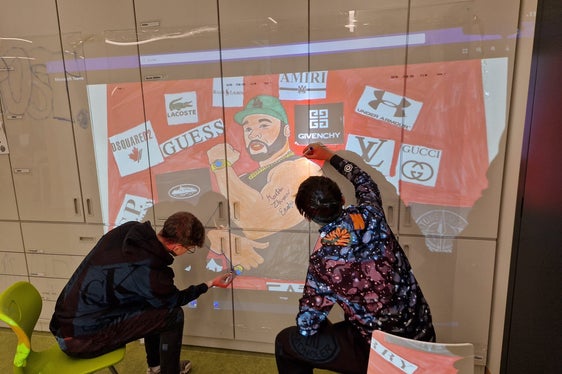 Schüler bei der Graffiti-Arbeit (Foto: BBZ)