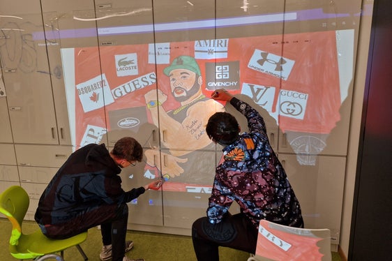Schüler bei der Graffiti-Arbeit (Foto: BBZ)
