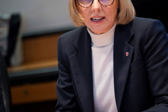 L’assessora provinciale all’Europa, Lavoro e Personale, Magdalena Amhof, ha ricordato gli otto contratti collettivi firmati per il personale del settore pubblico: “Abbiamo impegnato oltre 440 milioni di euro a favore dei dipendenti. I contratti consentono di rendere l’Amministrazione provinciale un datore di lavoro ulteriormente attrattivo, equo e inclusivo attraverso un’ampia gamma di misure”.