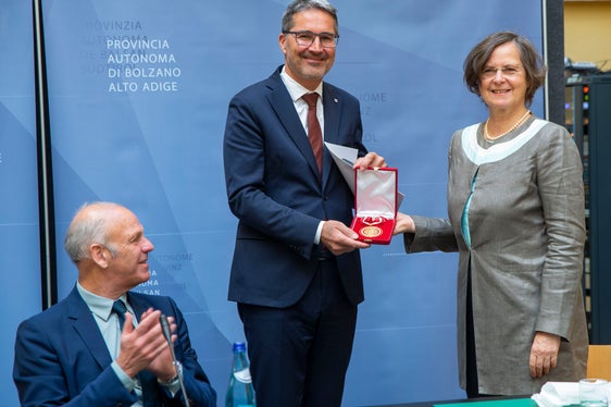 La medaglia della Corte d'appello di Vienna in regalo: l'ha consegnata la presidentessa del collegio Maria-Elisabeth Wanke-Czerwenka al presidente della Provincia Arno Kompatscher, sotto gli occhi di Karl Zeller (Foto: ASP/Fabio Brucculeri)