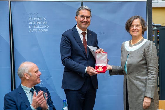 La medaglia della Corte d'appello di Vienna in regalo: l'ha consegnata la presidentessa del collegio Maria-Elisabeth Wanke-Czerwenka al presidente della Provincia Arno Kompatscher, sotto gli occhi di Karl Zeller (Foto: ASP/Fabio Brucculeri)