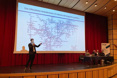Massimiliano Valle, responsabile di settore di Sta - Strutture Trasporto Alto Adige SpA, ha illustrato il progetto e i collegamenti tra la fermata ferroviaria e le altre offerte di mobilità a San Giacomo (Foto: Sta - Strutture Trasporto Alto Adige SpA/Elisa Zambiasi)