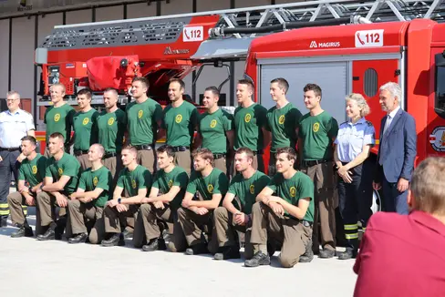 Foto di gruppo con il comandante Florian Alber (a sinistra), l'assessore Arnold Schuler (a destra) e la presidente della Commissione d'esam,e Francesca Monti (2a da destra) (Foto: ASP/Maja Clara)