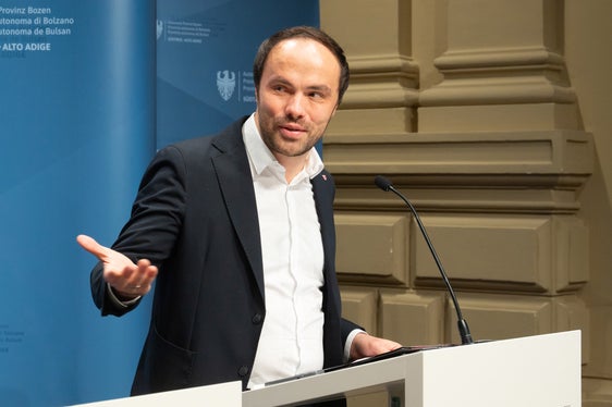 Es geht darum, wie wir den Lehr- und Lernalltag einfacher gestalten können und wie wir mehr Freiraum für den Unterricht schaffen können, hob Bildungslandesrat Philipp Achammer bei der Vorstellung des Bildungsdialoges hervor. (Foto: LPA/Greta Stuefer)