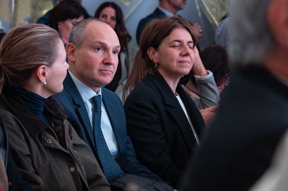 Unter den Zuhörenden der Diskussion zur Autonomie befanden sich (von links) Katharina Tasser, Leiterin des Verbindungsbüros der Südtiroler Landesverwaltung in Rom, Gabriele Vitella, Direktor des Rechtsamts des Landes, und Valeria Placidi, Generaldirektorin der Abteilung für institutionelle Angelegenheiten, Korruptionsbekämpfung und Transparenz der Autonomen Provinz Trient. (Foto: LPA/Greta Stuefer)