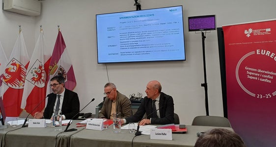 Beim Euregio-Dienstag werden neue Formen des Wohnens und sozialen Wohnbaus vorgestellt: (v. l.) Walter Viola (Direktor Umst Resilienz im Wohnungswesen der Provinz Trient) und Andrea Nicolussi Golo (Magnifica Comunità Altipiani Cimbri) mit Moderator Luciano Malfer (FBK). (Foto: Euregio)