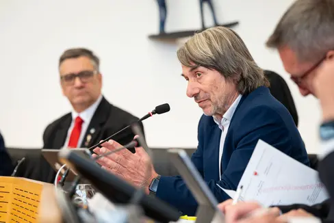 Dal 2014 al 2029 sono previsti oltre 172 milioni di euro di investimenti per gli Ospedali di Brunico e San Candido. “Questi investimenti rappresentano una forte promessa per la popolazione della Val Pusteria. Brunico e San Candido sono e rimarranno centri sanitari moderni con strutture sicure, in cui i pazienti ricevono un’assistenza di qualità”, sottolinea l’assessore provinciale alla Prevenzione sanitaria e Salute Hubert Messner. (Foto: USP/Fabio Brucculeri)