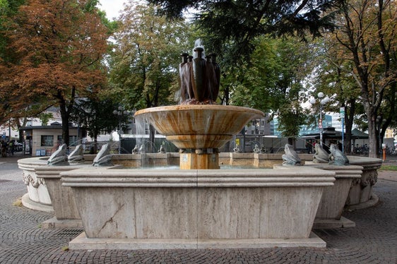 Der Froschbrunnen am Bozner Bahnhofsplatz (Foto: LDA)