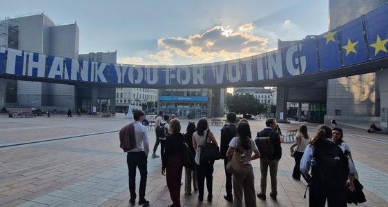 I partecipanti alla visita si recano al Parlamento europeo. (Foto: Euregio)