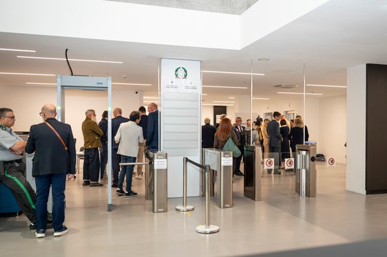 Nella nuova sede provvisoria, su una superficie di 4.400 metri quadrati, sono state replicate le cinque aule del Tribunale, di cui quattro, nella mattina del giorno di riapertura, sono state già adibite ai processi. L'apertura della sede è avvenuta il 1° ottobre secondo i tempi previsti dal cronoprogramma, entro il mese di proroga concesso dal Governo. (Foto: USP/Fabio Brucculeri)