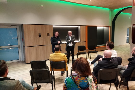 L'assessore alla cultura italiana Giuliano Vettorato (a destra) ha inaugurato il rinnovato Centro giovanile Connection di Bressanone. Questa inaugurazione racconta di politiche giovanili attente a tutto il territorio, e non solo al capoluogo (Foto: ASP)