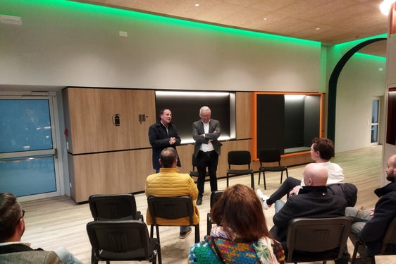 L'assessore alla cultura italiana Giuliano Vettorato (a destra) ha inaugurato il rinnovato Centro giovanile Connection di Bressanone. Questa inaugurazione racconta di politiche giovanili attente a tutto il territorio, e non solo al capoluogo (Foto: ASP)