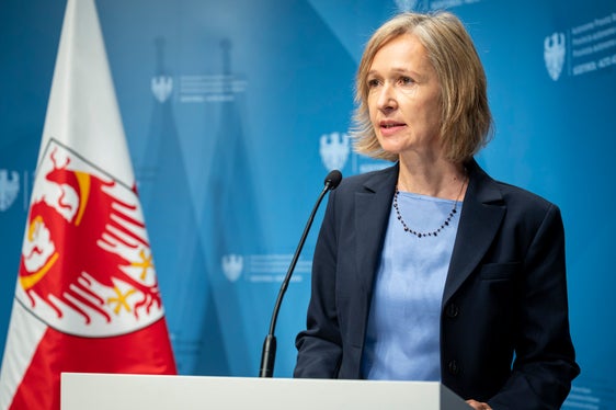 Doris Hager-Prainsack, Allgemeinmedizinerin und Präsidentin des Instituts für Allgemeinmedizin und Public Health Bozen, leitet aus den Studienergebnissen das sinnvollste Vorgehen ab: Wir sollten mit einfachen, alltagsnahen KI-Anwendungen beginnen, bei denen die Akzeptanz bereits hoch ist. Weiters müssen wir offen kommunizieren, wie KI eingesetzt wird und wer die Verantwortung trägt, denn 44 Prozent der Befragten befürchtet einen Verlust menschlicher Kontrolle. Diese Sorge ist ernst zu nehmen. (Foto: LPA/Fabio Brucculeri)