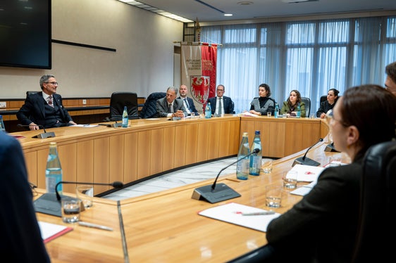 Mit Landeshauptmann Kompatscher sprachen die Jungdiplomatinnen und Jungdiplomaten über die Entwicklung der Autonomie, die Beziehungen zwischen Südtirol, Italien und Österreich sowie aktuelle politische und gesellschaftliche Fragen. (Foto: LPA/Fabio Brucculeri)