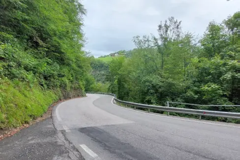 Nelle prossime settimane, sulla strada di campagna per Fiè allo Sciliar, verranno effettuati 21 sondaggi con profondità fino a 65 metri, al fine di ottenere informazioni importanti per l'ulteriore pianificazione e per migliorare la stabilità e la sicurezza dell'infrastruttura. (Foto: USP/Seehauser und Partner)