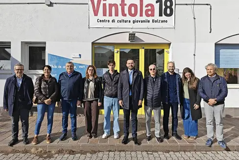 Con un investimento complessivo di quasi 6 milioni di euro, il Vintola 18 potrà godere di una nuova struttura in grado di rispondere alle esigenze delle giovani generazioni. Nella foto (il quinto da destra) il vicepresidente Marco Galateo durante il sopralluogo svolto nella mattinata del 22 ottobre. Con il totale rinnovamento del Centro giovani Vintola 18 investiamo non solo negli edifici, ma nei luoghi in cui si costruiscono relazioni, opportunità e partecipazione per le nuove generazioni. (Foto: USP)