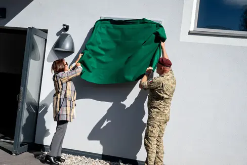 La moglie del generale Ivan Resce e il capo di Stato Maggiore dell'Esercito, generale di Corpo d'Armata Carmine Masiello, scoprono la targa in memoria del generale Ivan Resce, apposta sulla palazzina 1 della Caserma Lugramani di Brunico, ora palazzina Resce. (Foto: USP/Fabio Brucculeri)
