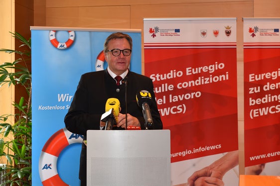 Il capitano del Tirolo Günther Platter sottolinea l'importanza del sondaggio, che permette raffronti interregionali e approfondimenti a livello locale (Foto: AK Tirol)