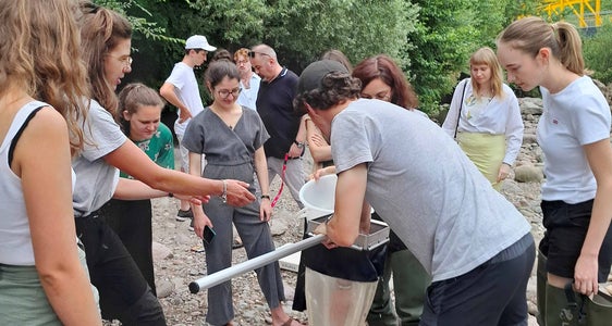 Scatto di uno dei momenti chiave per i partecipanti dell'Accademia: il prelievo di un campione d'acqua dal fiume Talvera a Bolzano. (Foto: Euregio)