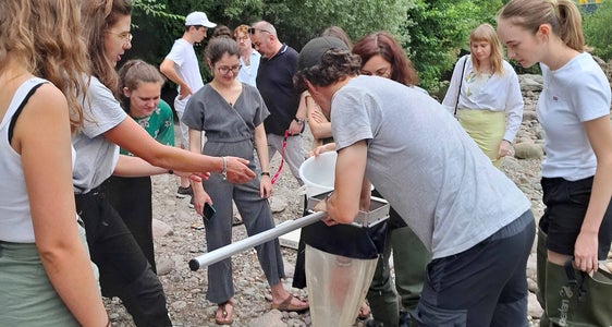 Ein Highlight für viele Akademie-Teilnehmende: Die Wasserprobe-Entnahme aus der Talfer in Bozen. (Foto: Euregio)