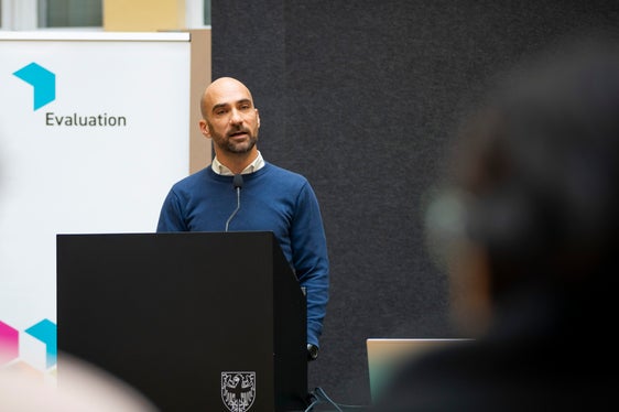Der stellvertretende Leiter der Evaluationsstelle Klaus Niederstätter stellte heute die PISA-Studie 2022 im Detail vor. (Foto: LPA/Fabio Brucculeri)