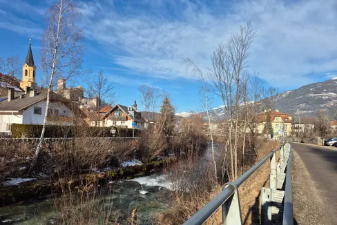 La regolare manutenzione degli argini è essenziale per la protezione dalle piene. L'Ufficio Sistemazione bacini montani Est sta effettuando lavori di manutenzione lungo il fiume Rienza, nel territorio comunale di Brunico. (Foto: USP/Ufficio Sistemazione bacini montani Est/Hubert Brugger)