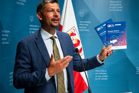 Mobilitätslandesrat Daniel Alfreider: Der SüdtirolPlan für die Mobilität von Morgen soll dafür sorgen, dass künftig mehr Menschen mit Zug, Bus oder Rad fahren und Mobilitätsmittel besser vernetzt sind. (Foto: LPA/Fabio Brucculeri)