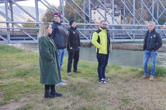 Auskunft über die Arbeit des Landesamtes für Hydrologie und Stauanlagen gab Mitarbeiter Rudi Nadalet, neben ihm der Direktor des Landeswarnzentrums Willigis Gallmetzer (Foto: LPA/Landeswarnzentrum/Andreas Simmerle)