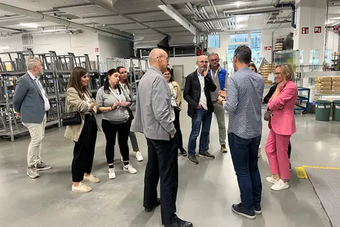Una delegazione del Centro di mediazione lavoro di Bressanone ha visitato l'azienda DUKA a Bressanone, dove ha discusso con i responsabili in merito al collocamento e alla manodopera qualificata. Era presente anche l'assessora provinciale al Lavoro Magdalena Amhof (a destra nella foto). (Foto: USP/Dipartimento Europa, Lavoro e Personale)