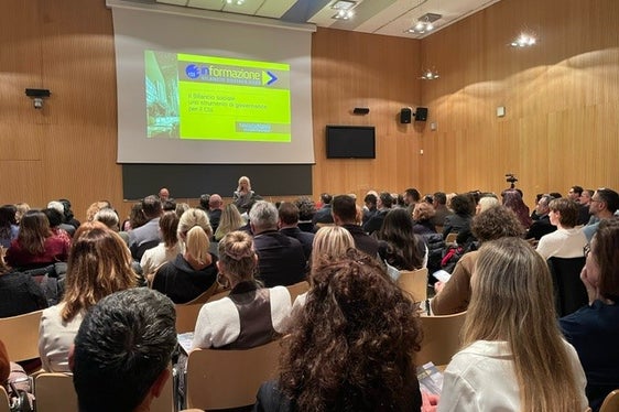 Una scuola professionale impegnata nell'innovazione, dalla forte identità, inclusiva. È questo il ritratto del Cts Luigi Einaudi di Bolzano che emerge dalla quinta edizione del Bilancio sociale illustrato oggi (19 novembre), alla presenza di studenti, docenti, aziende ed istituzioni. (Foto: USP/Intendenza scolastica italiana/Valentina Failo)