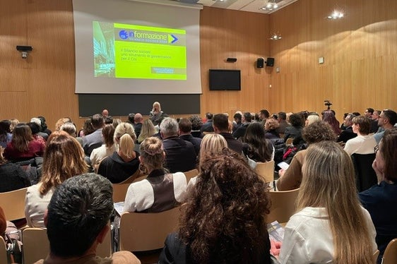 Una scuola professionale impegnata nell'innovazione, dalla forte identità, inclusiva. È questo il ritratto del Cts Luigi Einaudi di Bolzano che emerge dalla quinta edizione del Bilancio sociale illustrato oggi (19 novembre), alla presenza di studenti, docenti, aziende ed istituzioni. (Foto: USP/Intendenza scolastica italiana/Valentina Failo)