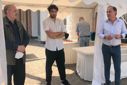 Wiedereröffnung des Culture Corner mit Vermittlung des Deutschen in informellem Rahmen: (v.l.) Andrea Nicoli (Direktor Learning Center), Stefano Rossi (Koordinator Aktivitäten für Kinder) und LR Vettorato. (Foto: ASP)