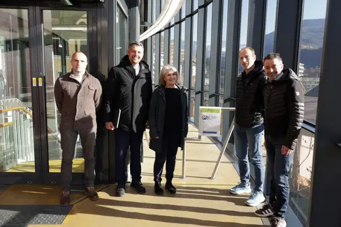 Marco Stabile (von links), Bereichsleiter & ropes bei der Südtiroler Transportstrukturen AG STA, Infrastrukturen- und Mobilitätslandesrat Daniel Alfreider sowie Renate Mumelter und Günther Plattner von der Initiativgruppe Priority und STA-Direktor Joachim Dejaco besuchten die Station der Rittner Seilbahn. (Foto: LPA/Ingo Dejaco)