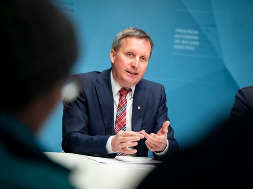 Landesrat Luis Walcher führt den Anstieg der Übernachtungen unter anderem auf die Qualität der Dienste und auf den Fleiß und die Leidenschaft der Touristikerinnen und Touristiker zurück. (Foto: LPA/Fabio Brucculeri)