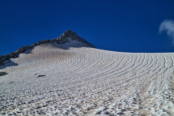 Techniker des Landesamtes für Hydrologie und Stauanlagen in der Agentur für Bevölkerungsschutz haben in diesen Tagen Messungen auf Südtirols Gletschern durchgeführt, das Bild zeigt Schmelzrinnsale im oberen Bereich des Rieserferners (Foto: LPA/Landesamt für Hydrologie und Stauanlagen/Roberto Dinale)