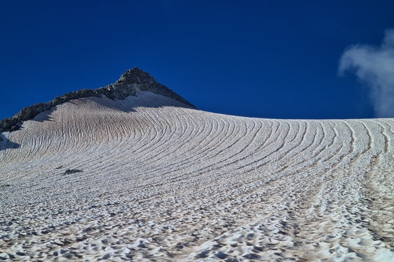 Techniker des Landesamtes für Hydrologie und Stauanlagen in der Agentur für Bevölkerungsschutz haben in diesen Tagen Messungen auf Südtirols Gletschern durchgeführt, das Bild zeigt Schmelzrinnsale im oberen Bereich des Rieserferners (Foto: LPA/Landesamt für Hydrologie und Stauanlagen/Roberto Dinale)