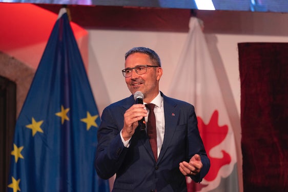 Südtirols LH Kompatscher bei seiner Ansprache beim ersten Euregio-Gemeindetag (Foto: Land Tirol/Sedlak)