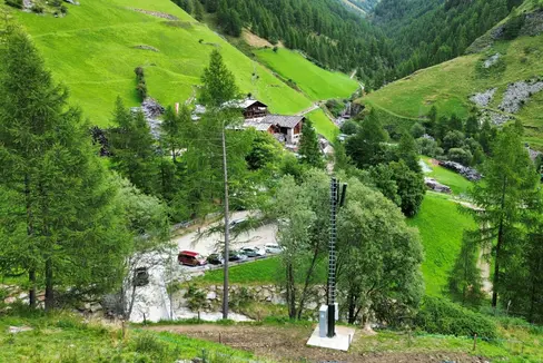 I segnali di telefonia mobile dei quattro operatori vengono ricevuti dall'attuale sito di trasmissione di Madonna di Senales e convogliati tramite fibra ottica a due antenne, dove vengono amplificati e trasmessi tramite un sistema comune: qui quella realizzata a Casera di Fuori. (Foto: RAS)